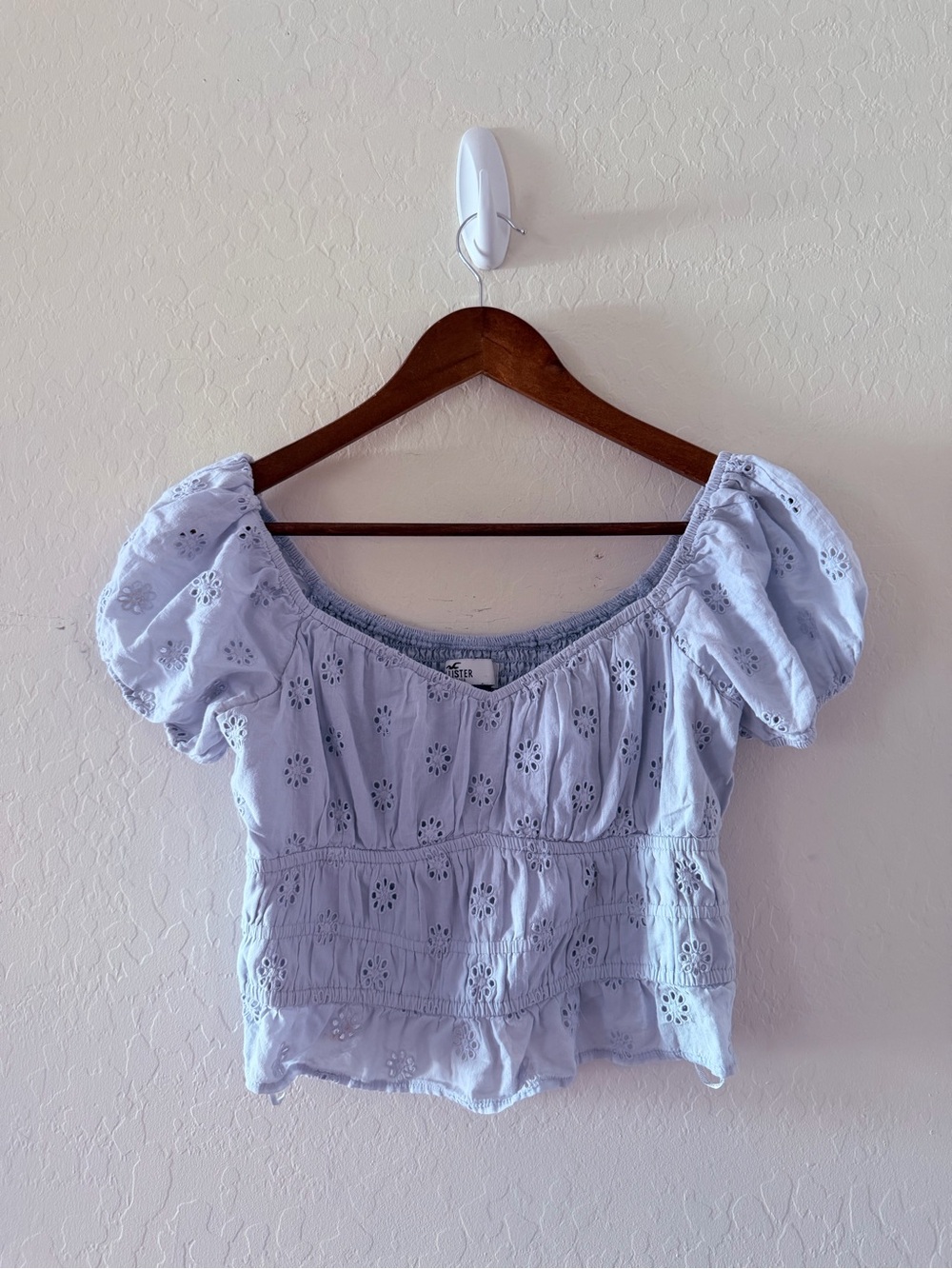 Hollister Eyelet Puff Sleeve Smocked Crop Top – Women’s Medium Light Blue